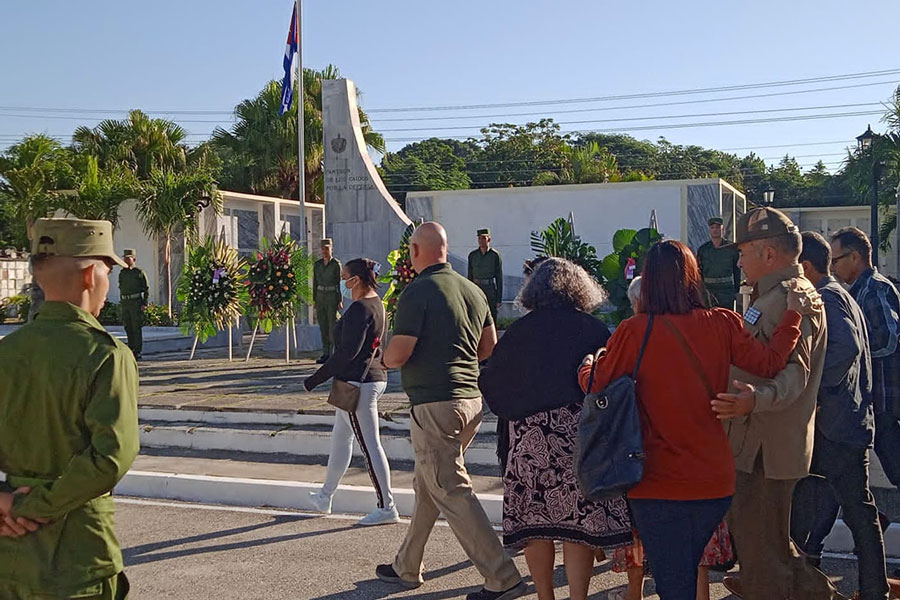 Llegada de la peregrinación al cementerio de Santa Clara.