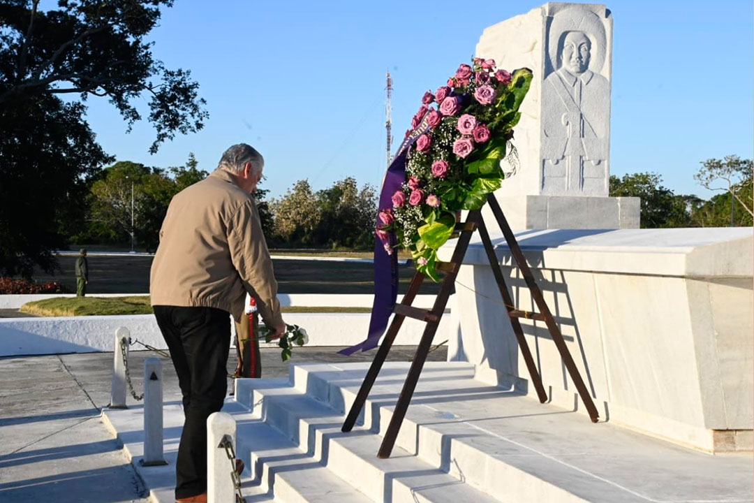 Presidente cubano, Miguel Díaz-Canel, coloca ofrenda floral en el Cacahual.