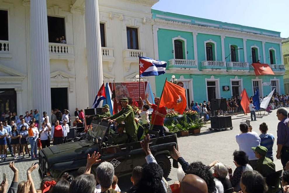 Caravama de la libertad entra al parque Vidal, de Santa Clara.