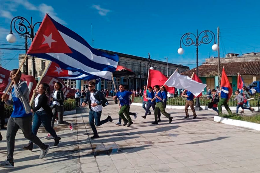 Jóvenes de la caravana llegan al parque Casallas, de Placetas.