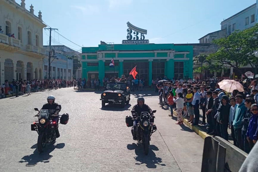 Entrada de la Caravana de la Libertad al parque Vidal, de Santa Clara.