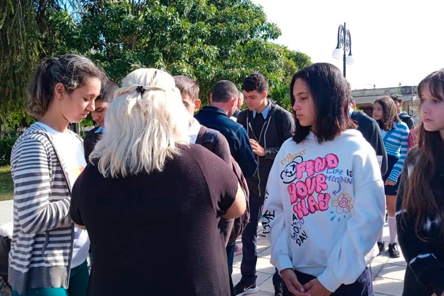 Entrega del carné de militante  de la UJC en Placetas.