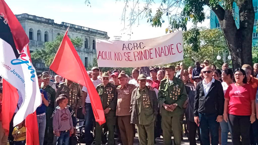 Combatientes durante el recibimiento a la caravana.