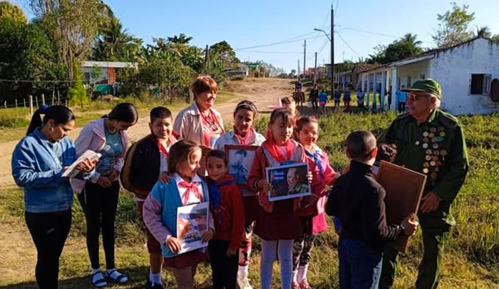 Pioneros en comunidad rural de Placetas esperan la caravana.