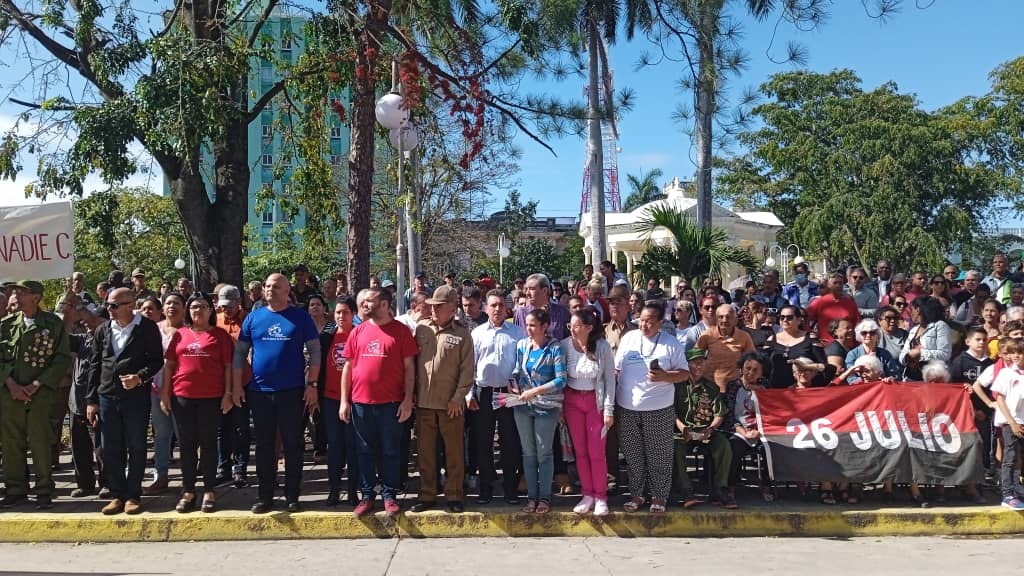 Osnay Miguel Colina, primer secretario del PCC en la provincia, y otras dirigentes del Partido y el Gobierno reciben la caravana en Santa Clara.