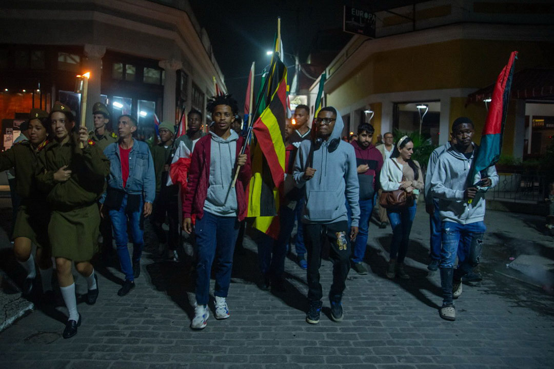 Estudiantes extranjeros participan en la Marcha de las Antorchas en Santa Clara.