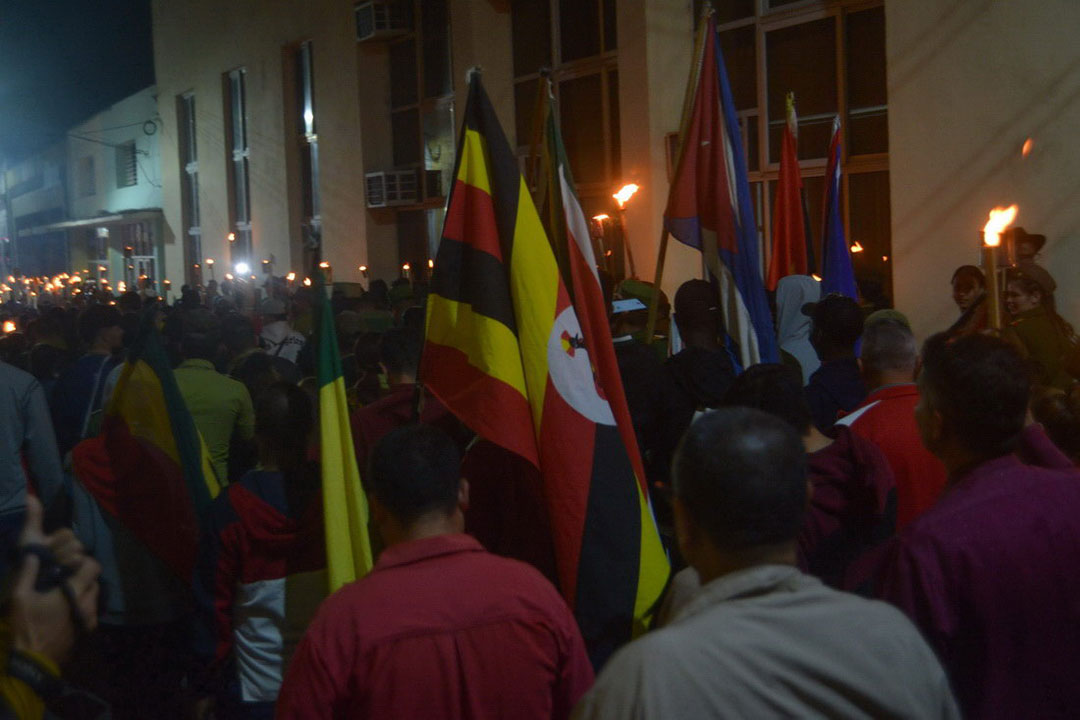 Pueblo en la Marcha de las Antorchas en Santa Clara.