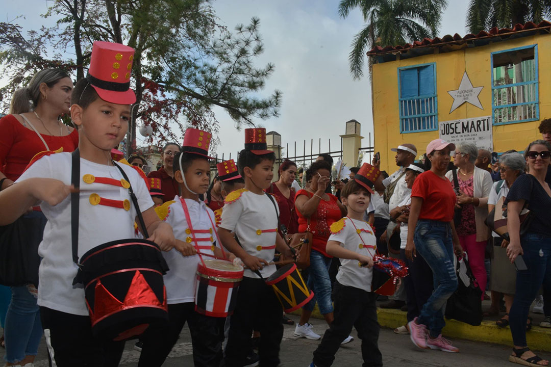 Niños con los tambores de la banda musical.