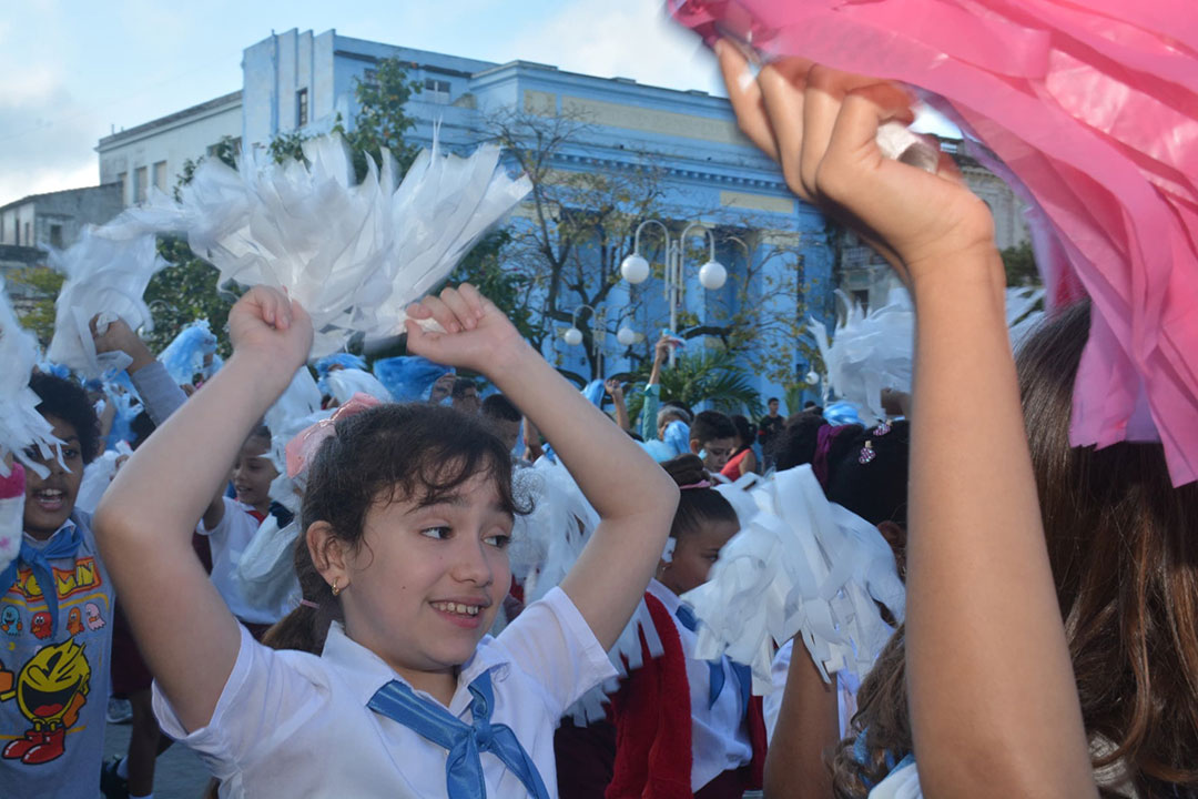 Desfile de escuela primaria en la Parada Martiana.