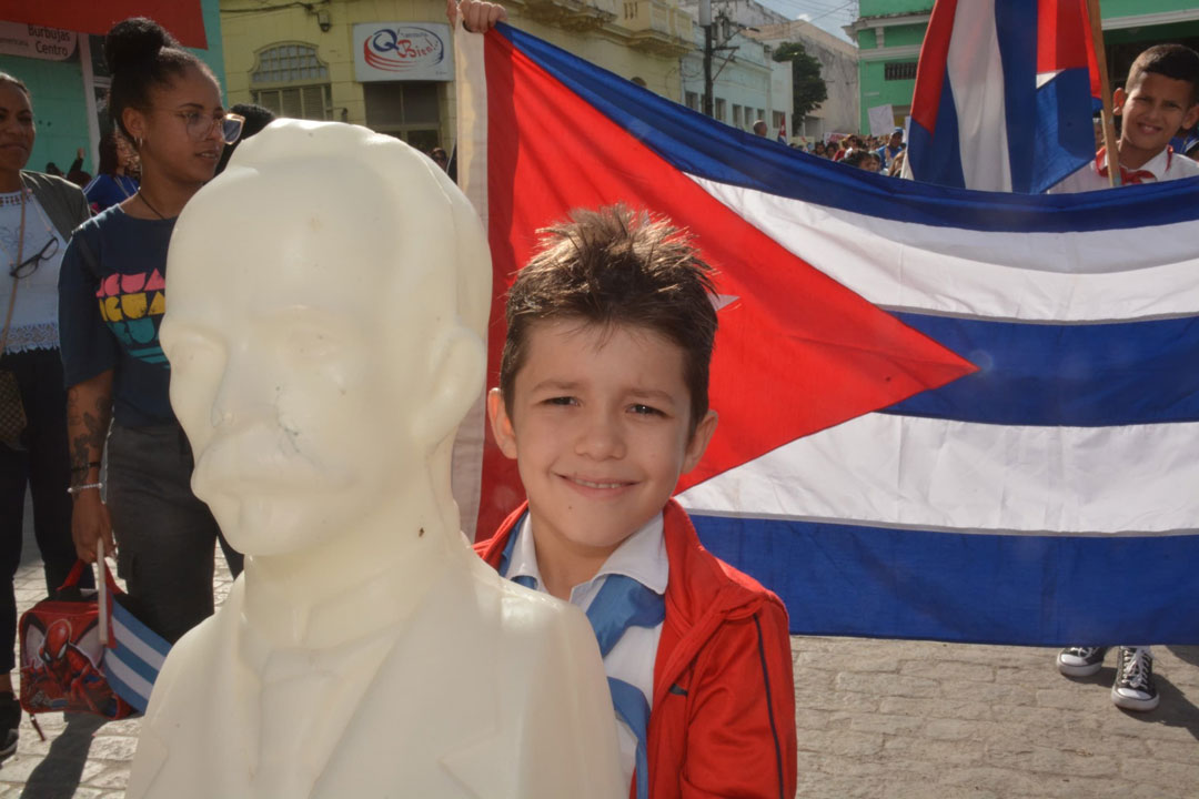 Pionero junto al busto de José Martí.