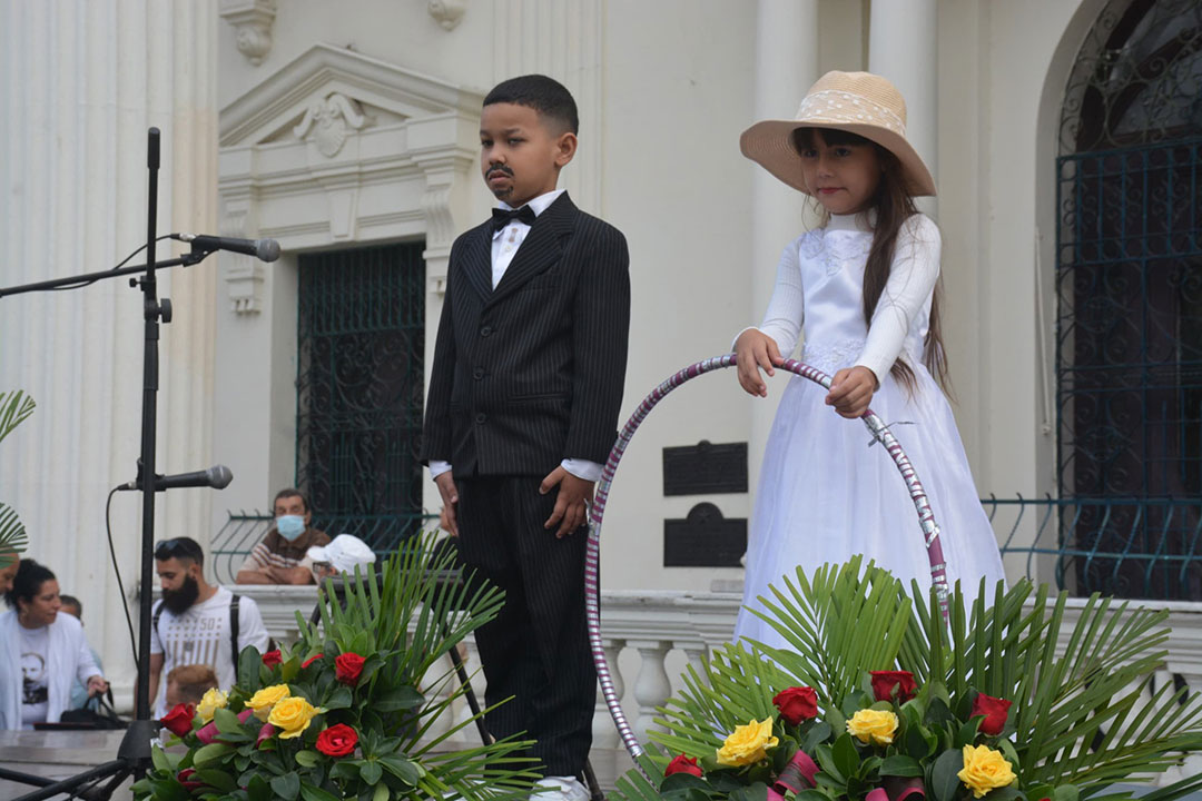 Niño representando a Martí, junto a una niña que personifica al personaje de Pilar.