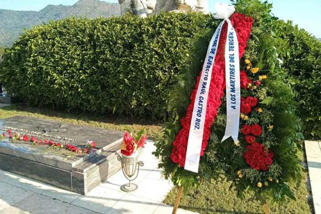 Ofrendas florales en mausoleo del iii Frente