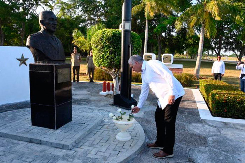 Presidente cubano, Miguel Díaz-Canel, coloca flores en el Mausoleo al Soldado Internacionalista Soviético, en La Habana.