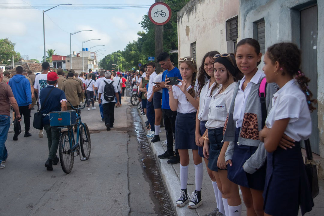 Estudiantes en la marcha en homenaje a Maceo y Che.