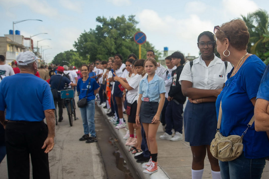 Estudiantes en la marcha por el aniversario del natalicio de Maceo y el Che.