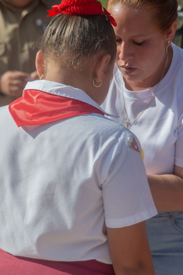 Pionera recibe la pañoleta roja.