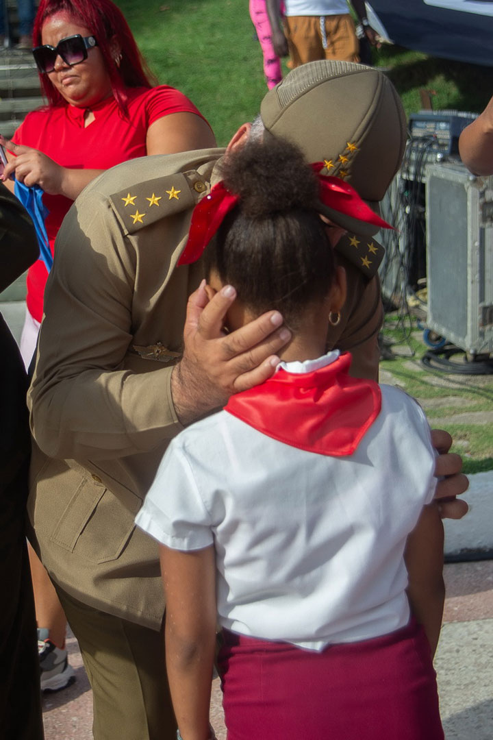 Pionera recibe la pañoleta roja.