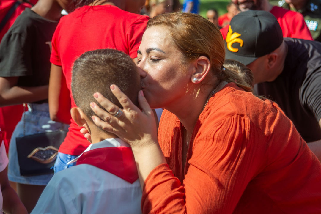 Susely Morfa González, primera secretaria del Comité Provincial del Partido en Villa Clara, junto a pionero
