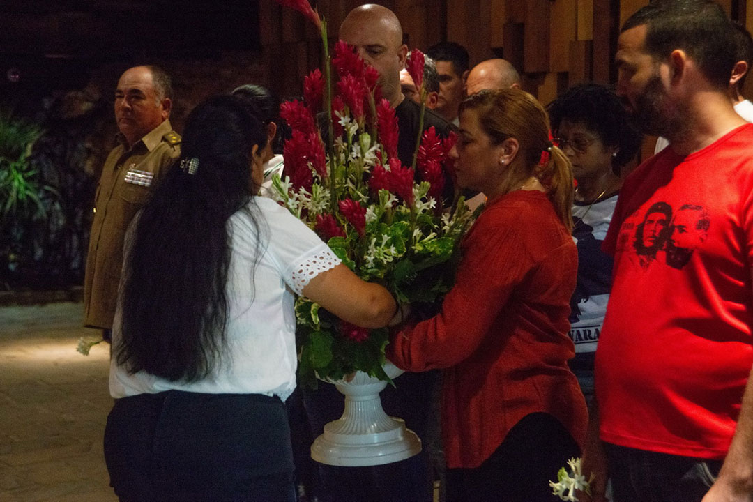 Flores en honor al Che en su natalicio.