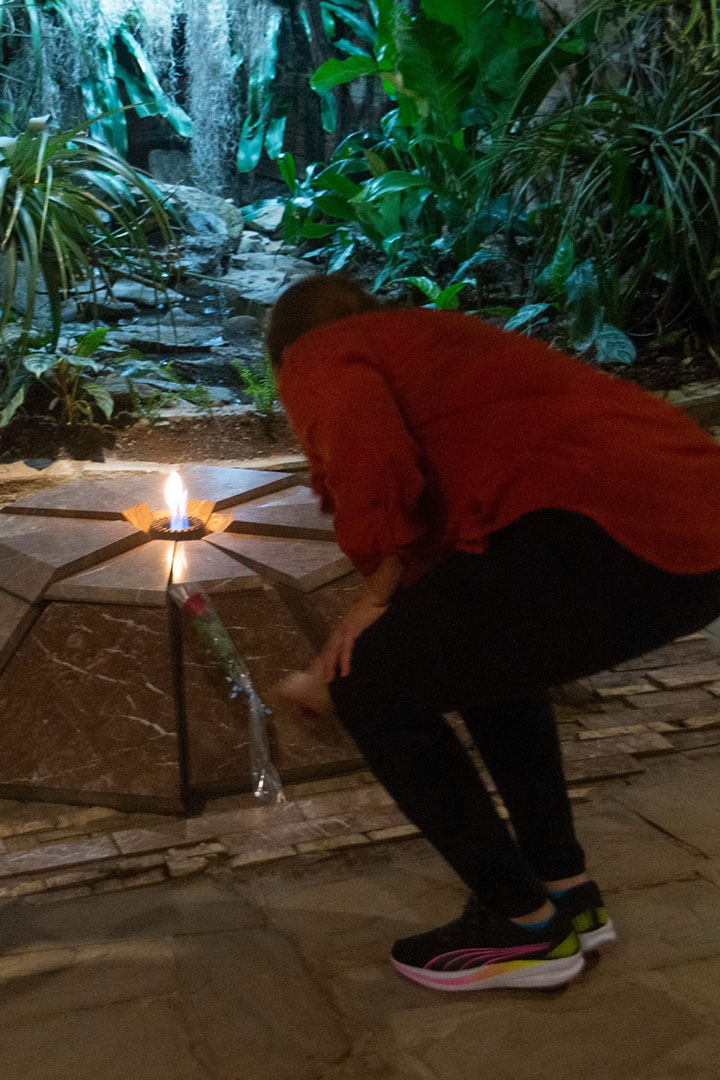 Susely Morfa coloca flores ante la llama eterna en honor al Che y sus compañeros.