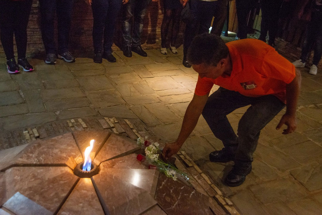 Flores ante la llama eterna en honor al Che y sus compañeros de la guerrilla.