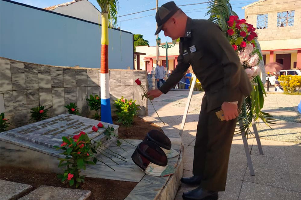 Oficial del Minint rinde tributo a los mártires de Barbados.
