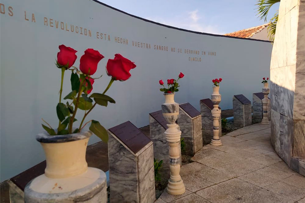 Flores en el Parque de los Mártires, en Ranchuelo, en honor a las víctimas del Crimen de Barbados.