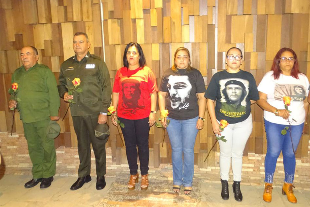 Primera secretaria del Partido y la gobernadora de la provincia encabezaron el cambio de flores en Memorial.