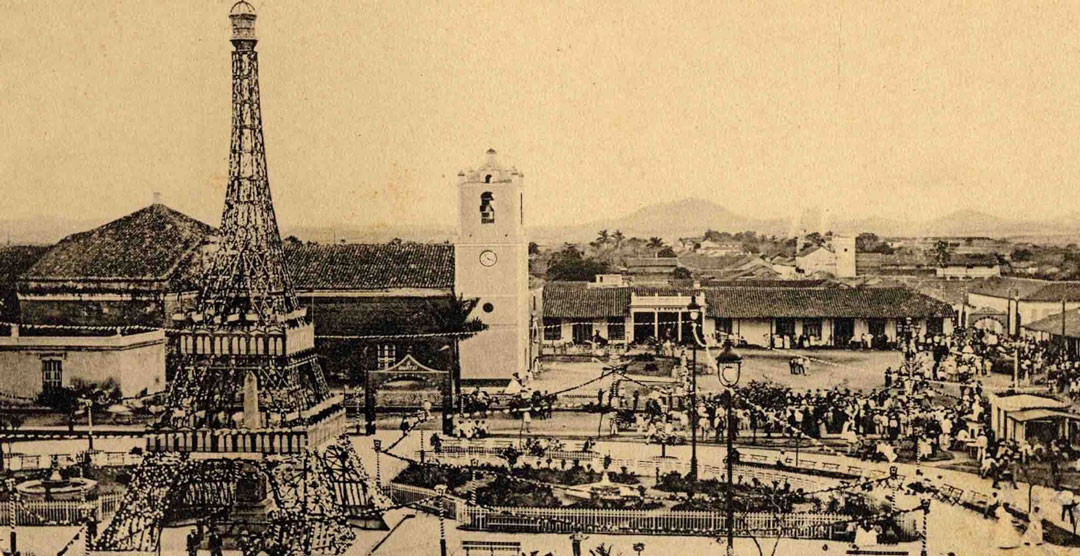 Réplica de la Torre Eiffel en la Plaza Mayor de Santa Clara, en 1895.