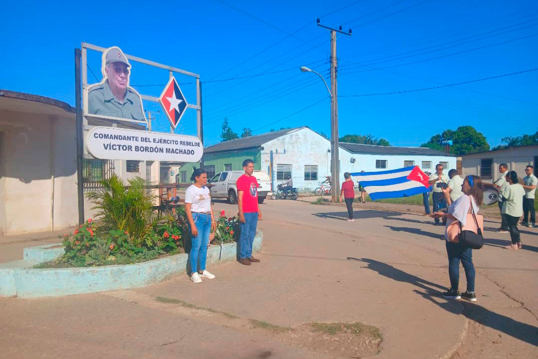 Homaje al Comandante Víctor Bordón.