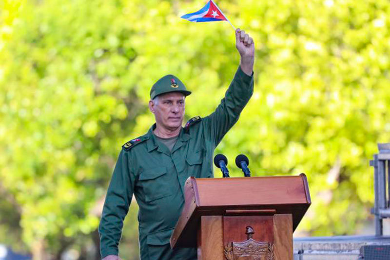 Miguel Díaz-Canel, presidente cubano, pronuncia discurso en el acto conmemorativo por el aniversario 65 de la declaración del carácter socialista de la Revolución cubana.