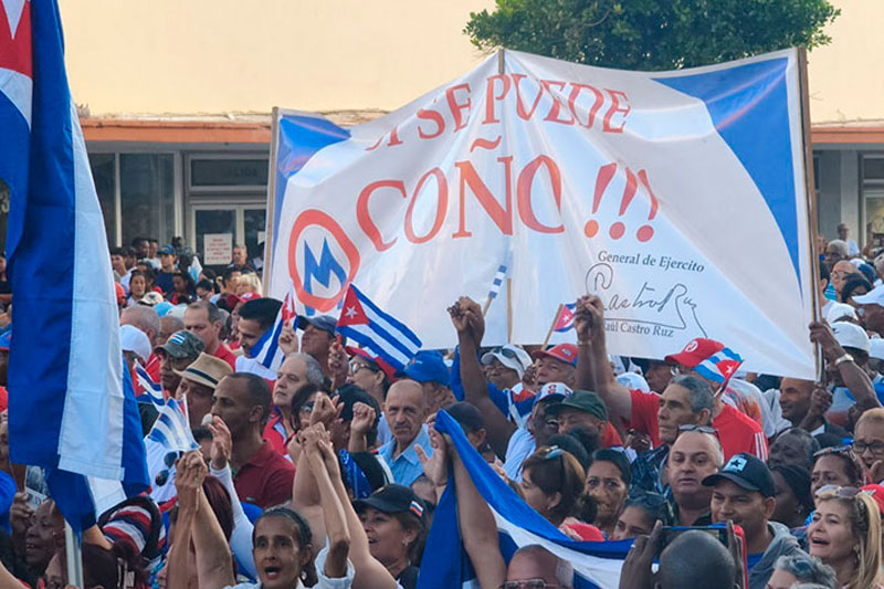 Pueblo en el acto por el aniversario 65 de la proclamación del carácter socialista de la Revolución cubana.