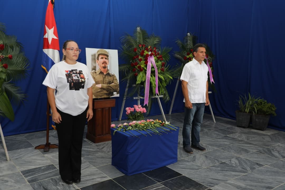 Autoridades de Santa Clara rinden tributo a Ramiro Valdés.