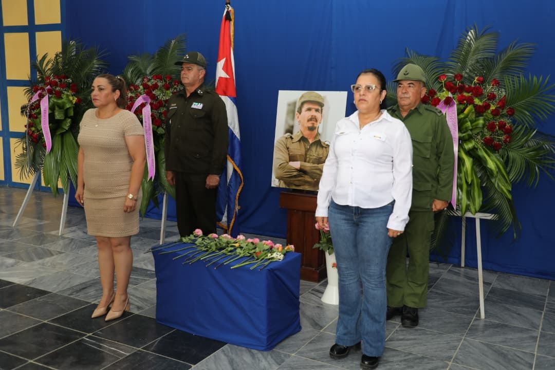Primera secretaria del PCC y la gobernadora de Villa Clara, autoridades del Minint y las FAR realizan guarrdia de honor a Ramiro Valdés Menéndez. (Foto: Ramón Barreras Valdés)
