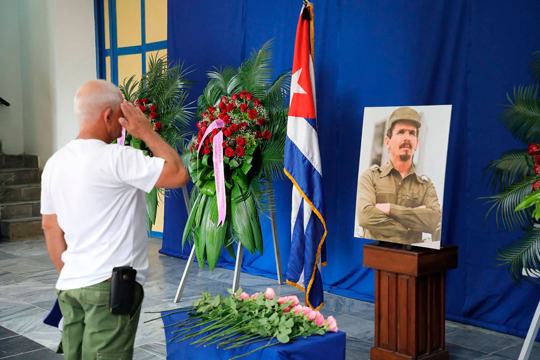 Hombre hace saludo militar al Comandante Ramiro Valdés Menéndez durante homenaje póstumo en Santa Clara.