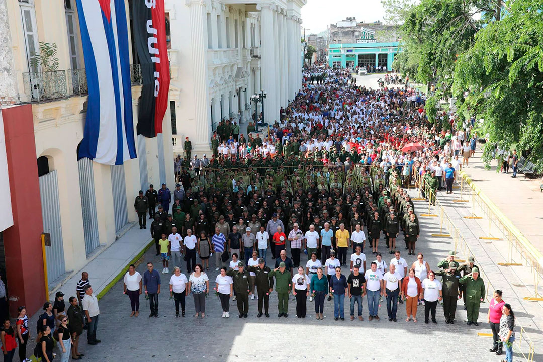 Pueblo de Santa Clara en el inicio del homenaje al Comandante de la Revolución Ramiro Valdés Menéndez, en áreas del parque Leoncio Vidal, de Santa Clara.