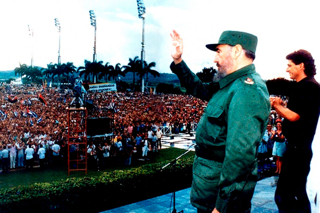 Fidel saluda a los santaclareños en la Plaza del Che el 30 de septiembre de 1996.