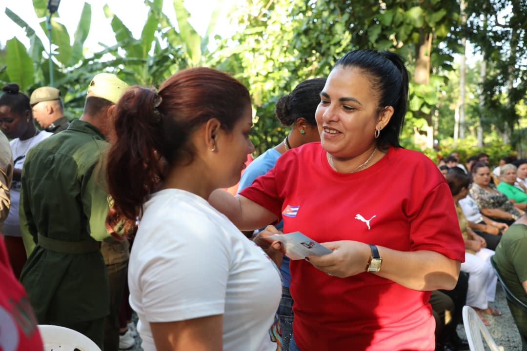 Gobernadora entrega carné a nuevos militantes.