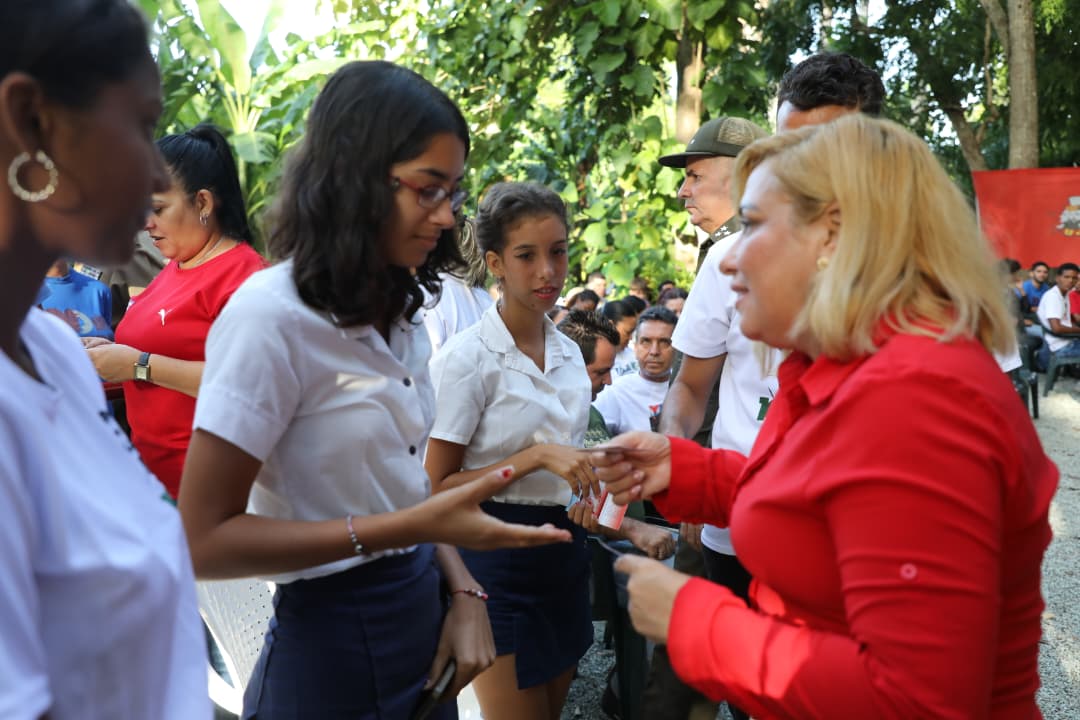 La presidenta del Consejo de Defensa Provincial de Villa Clara, Susely Morfa González, entregó el carné de la Unión de Jóvenes Comunistas a nuevos militantes de la organización.