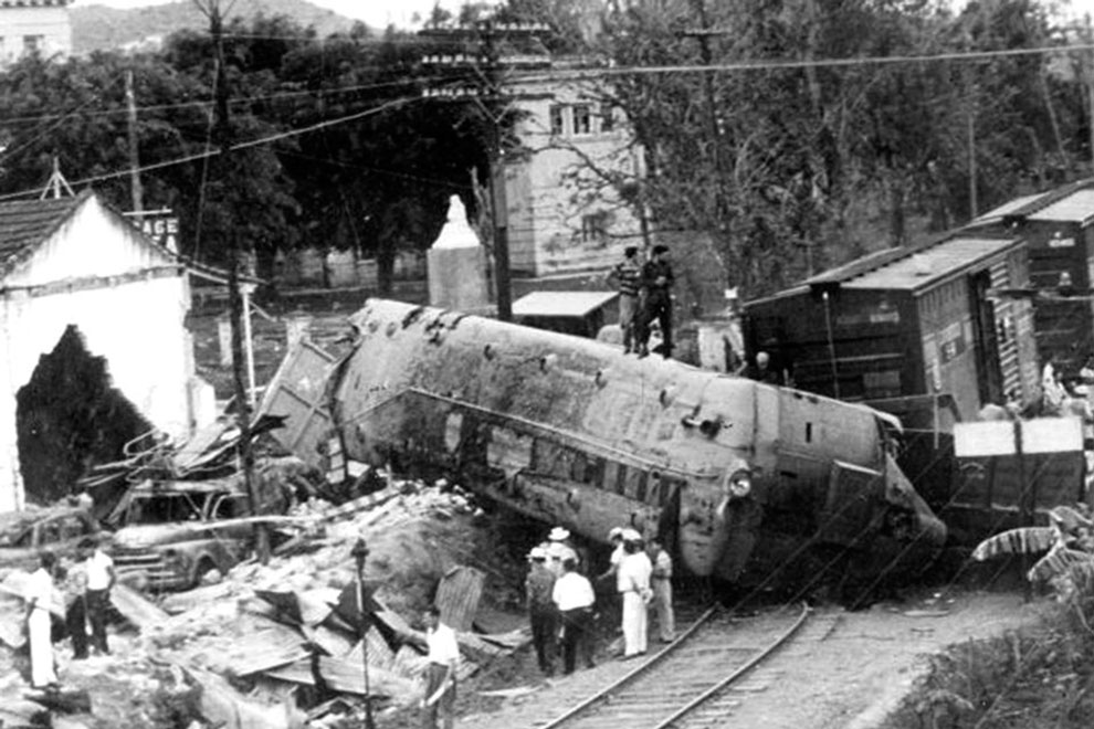 Tren blindado del ejército de Batista tras ser desacarrilado en Santa Clara.