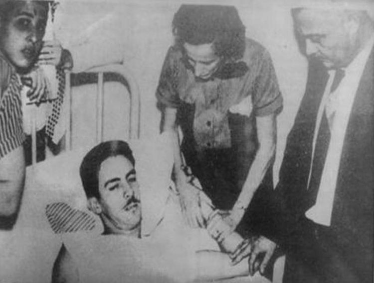 Camilo Cienfuegos es atendido por el doctor Julio Martí­nez Páez tras ser herido de bala en la manifestación en homenaje a Antonio Maceo, el 7 de diciembre de 1955.