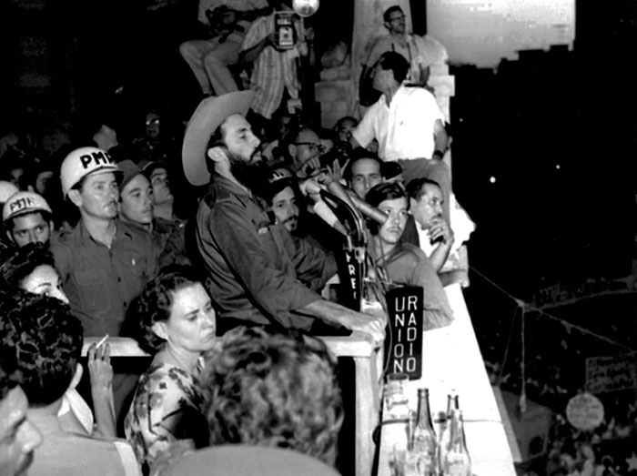 Camilo Cienfuegos pronuncia su último discurso, el 26 de octubre de 1959, en el Palacio Presidencial.