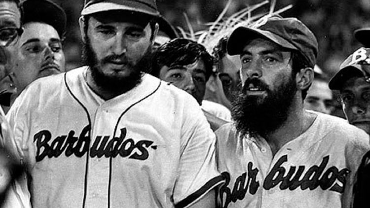 Camilo Cienfuegos y Fidel Castro vistiendo el uniforme de Barbudos en el juego de pelota efectuado el 24 de julio de 1959.