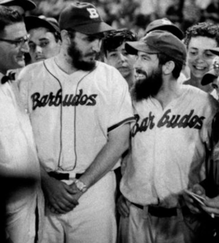 Fidel y Camilo en el juego entre Barbudos y la Policí­a, el 24 de julio de 1959