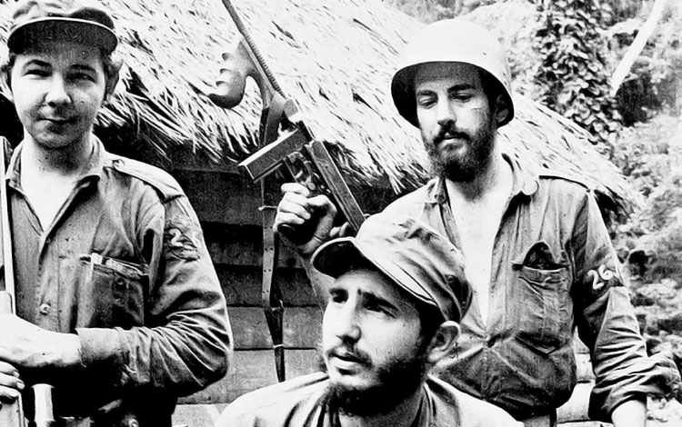 Raúl Castro Ruz, Fidel Castro Ruz y Camilo Cienfuegos Gorriarán durante la lucha de liberación.