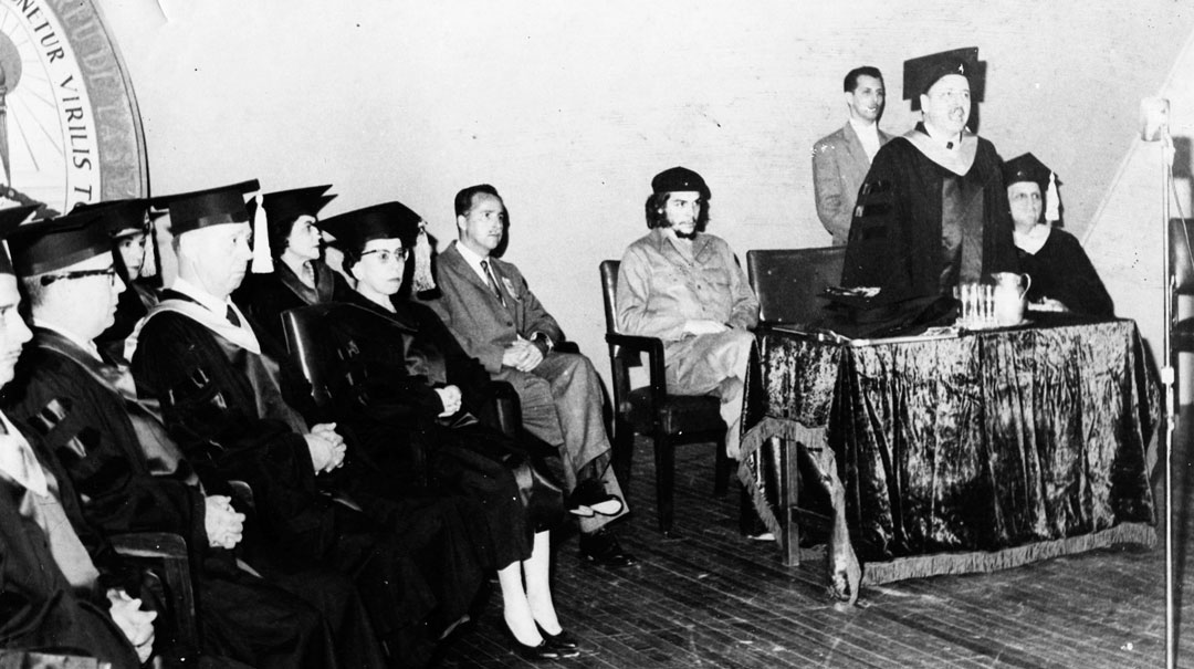 Acto de entrega del título de doctor honoris causa en Pedagía a Ernesto Che Guevara.