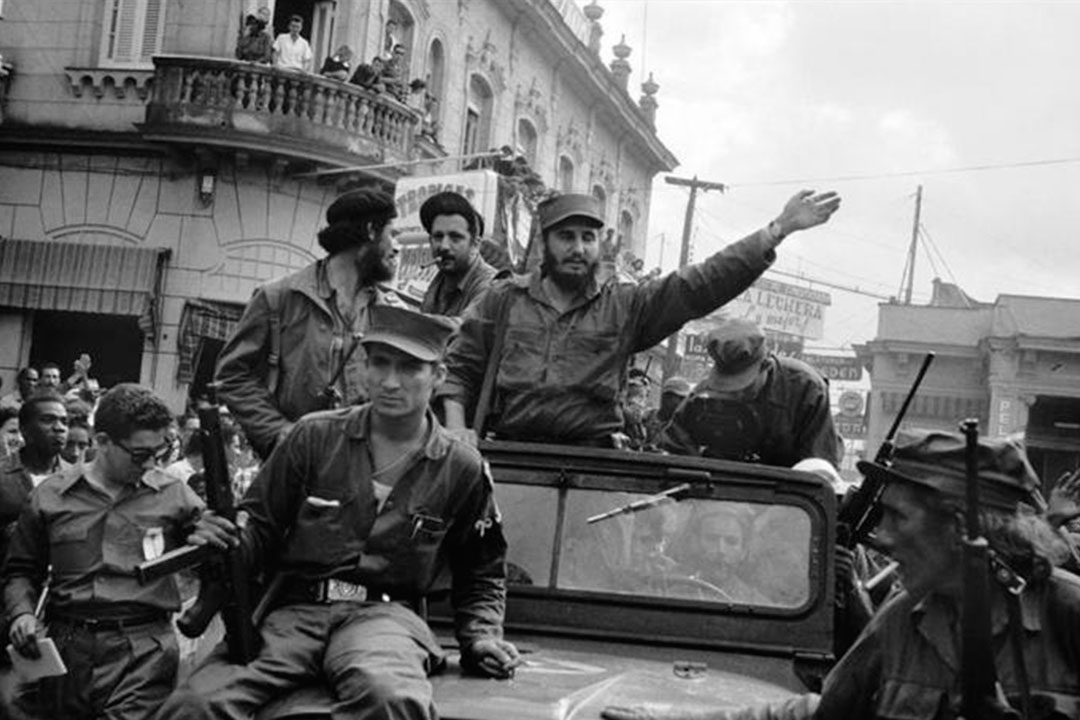 Entrada de Fidel y los combatientes del Ejército Rebelde al parque Vidal, de Santa Clara.