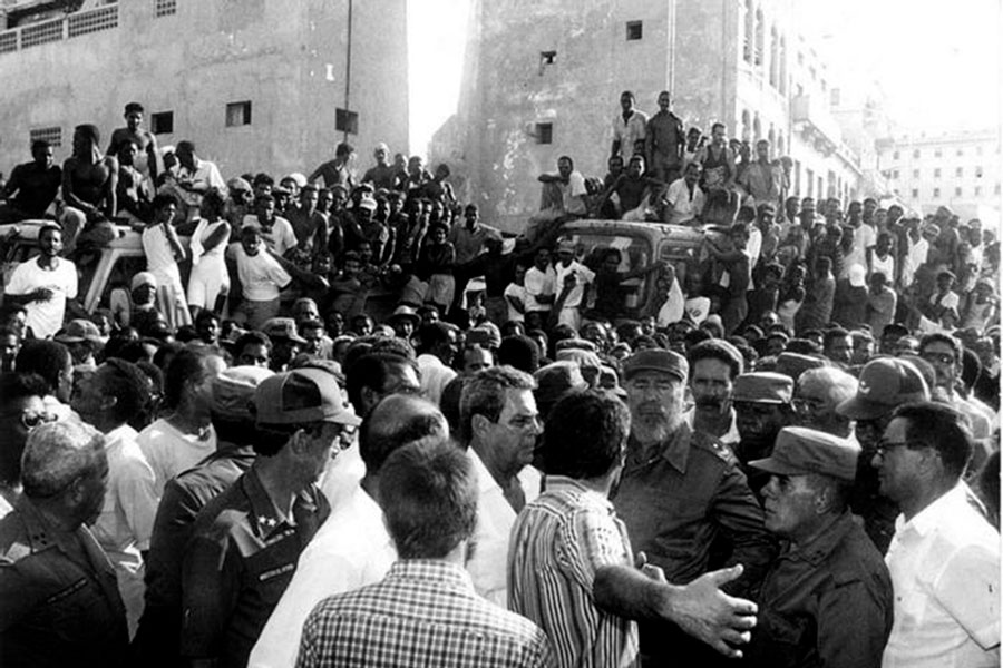Fidel en la calle durante los disturbios en La Habana el 5 de agosto de 1994.
