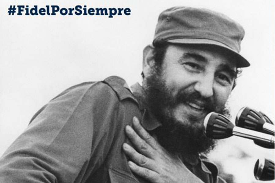 Fidel Castro Ruz sonriente mientras pronuncia un discurso.