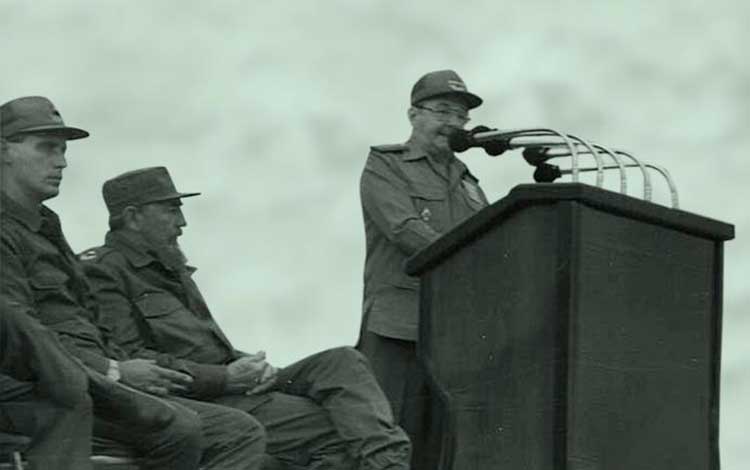 Fidel Castro Ruz, Raúl Castro Ruz y Miguel Díaz-Canel Bernúdez en la Plaza Comandante Ernesto Che Guevara, de Santa Clara.